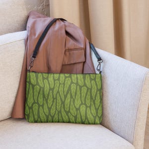 Bolso bandolera con hojas exuberantes