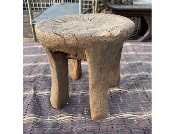 Taburete antiguo africano de madera hecho a mano, rústico, marrón, de tres patas, redondo, decoración primitiva.
