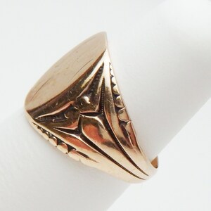 10 kt Carved Oval Signet Ring Yellow Gold 1900s image 3