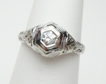 18 kt Art Nouveau Filigree Hexagon Top Diamond Solitaire Ring 1910s White Gold