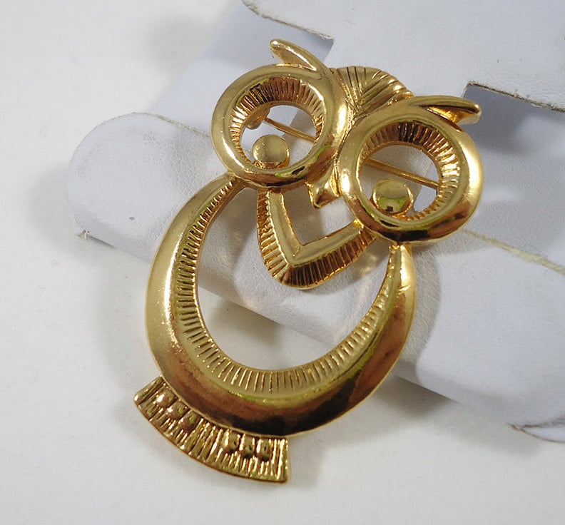 Hooty Owl Gold Tone Brooch Pin Vintage Costume