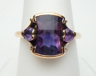 10 Kt Purple Fan Cut Hourglass Stone Ring 1960s Yellow Gold 10 Kt Purple Fan Cut Hourglass Stone Ring 1960s Yellow Gold