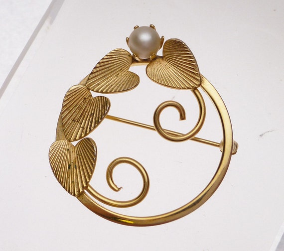 Faux Pearl Leaf Circle Pin Vintage - image 1