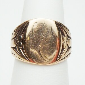 10 kt Carved Oval Signet Ring Yellow Gold 1900s image 2