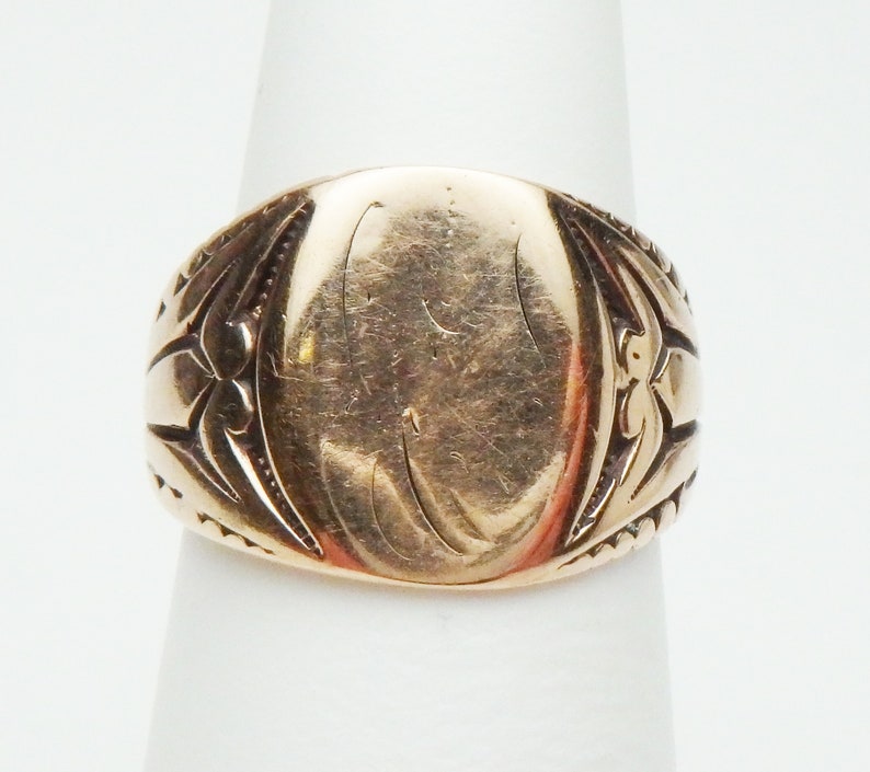 10 kt Carved Oval Signet Ring Yellow Gold 1900s image 2