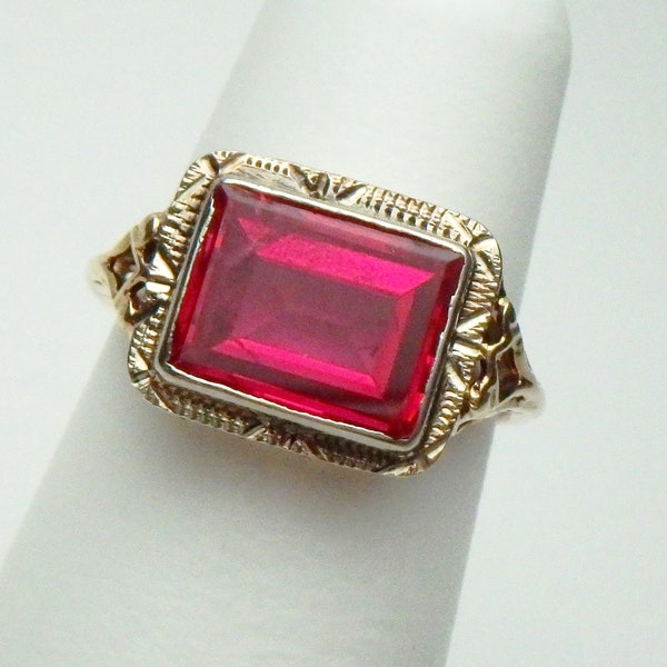 Art Deco 14 kt Imitation Red Stone Filigree ring Yellow Gold 1920s