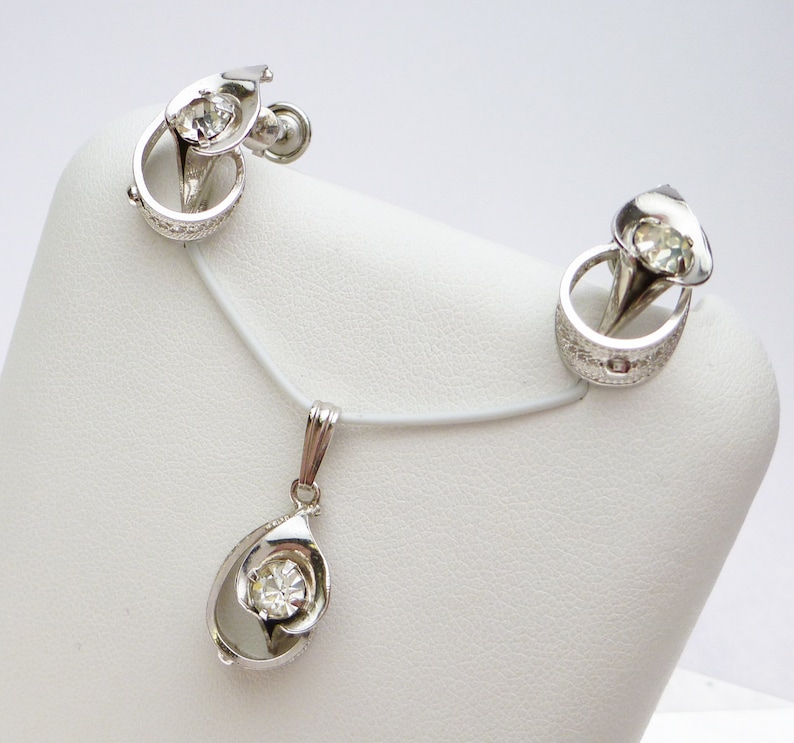 Sorrento Clear Rhinestone Lily with Filigree Details Demi Parure Pendant and Non Pierced Earrings Set 1950s Wire Work