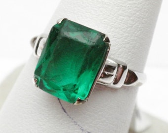 Synthetic Green Stone Ring 14KW