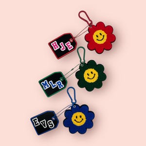 Personlig stryknyckelring, personlig broderad blommanyckelring