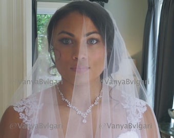Velo da sposa lungo fino alla punta delle dita, pizzo a rose, bordo impreziosito da perline, velo a due strati