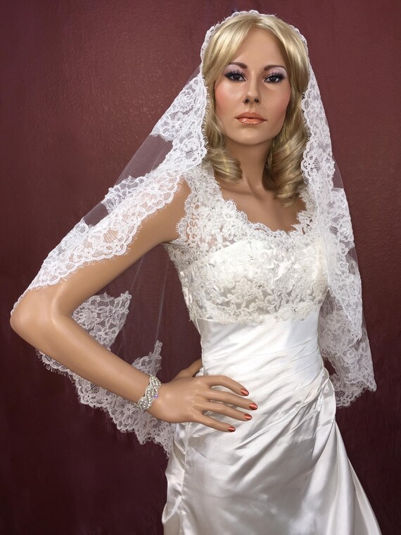 Fingertip Mantilla Wedding Veil With Chantilly Lace Trim Over Wrinkle Free  Tulle in Light Ivory Color on a Metal Hair Comb, Classic Veil - Etsy
