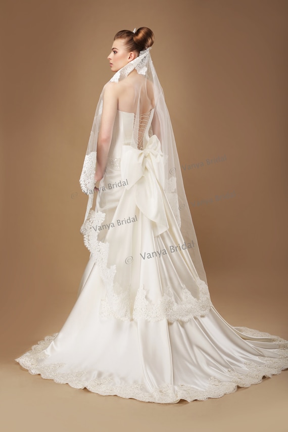 Waltz Lace Veil With Chantilly Lace Edge in Diamond White  display picture 2