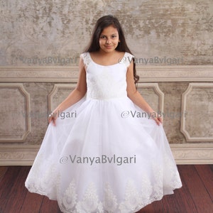 First communion dress for Catholics, flower girl dress with lace on the bodies and on the skirt part, Chantilly lace girl&#39;s dress