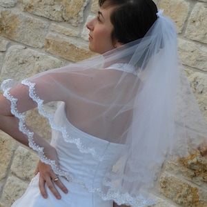 Braut Spitze Schleier in zwei Schichten mit Alencon Spitze innovatives Design in Taille Länge Hochzeitsschleier in zwei Etagen, Rouge Spitzenschleier