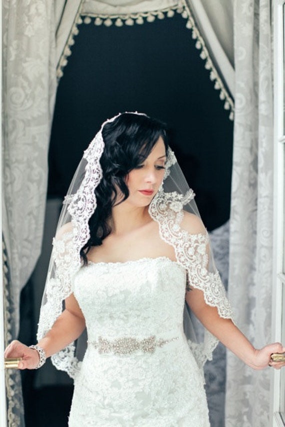 MANTILLA LACE VEIL FINGERTIP SPANISH WEDDING VEIL, CLASSIC BRIDAL