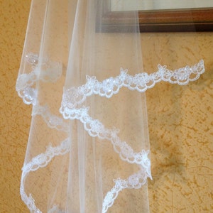 Lace veil in single tier with raw sides, beaded lace veil with one layer, classic lace veil with elegant lace edge
