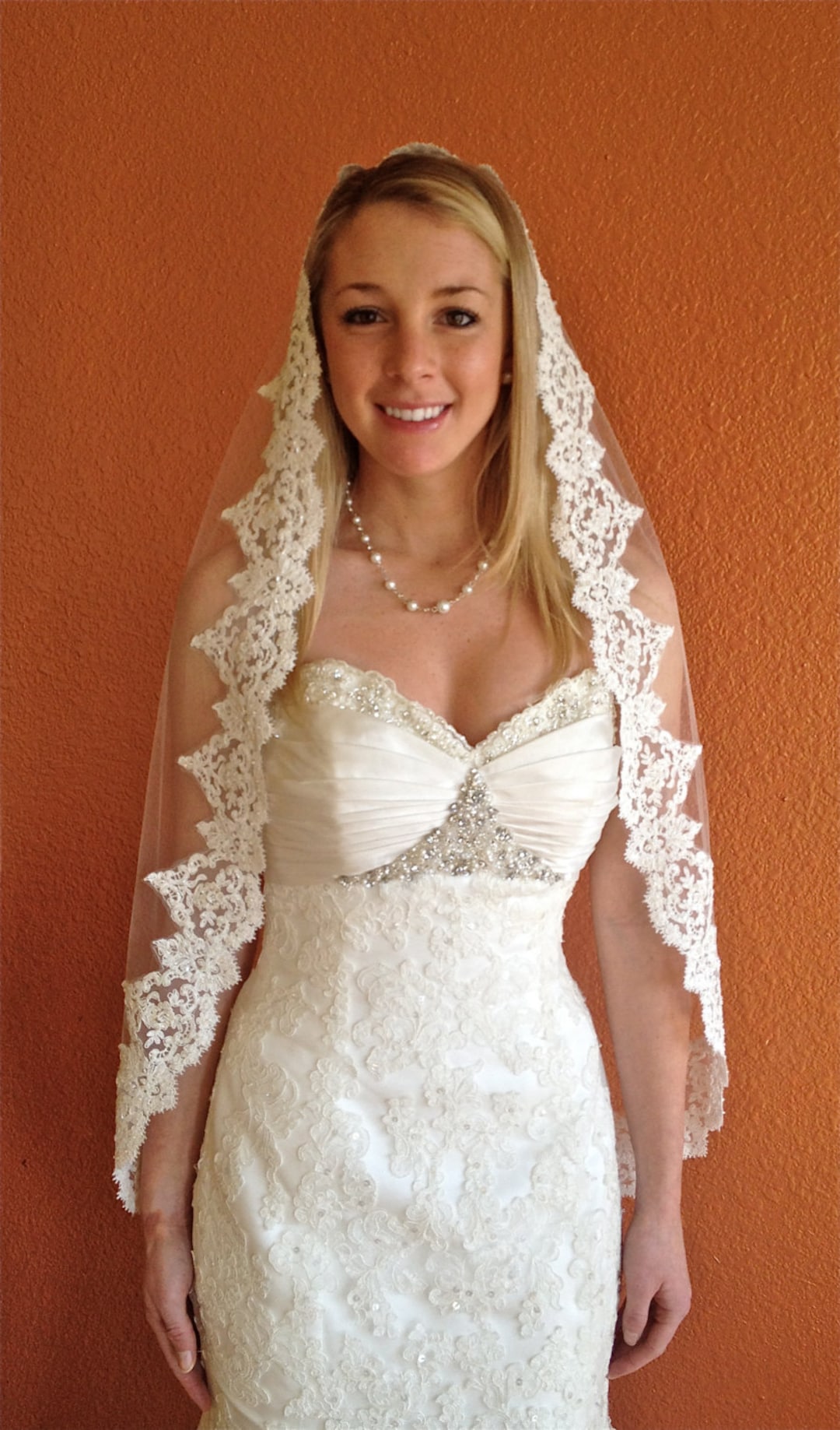 Voile D'église Catholique Pour Femmes (mantille) - Forme D, Broderie Florale Bleue Sur Tulle - Taille Unique (env. 104x64 Cm) - Avec Pinces à Cheveux - 10