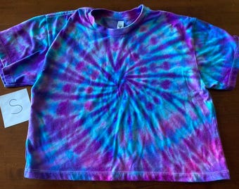 Top corto tie-dye da donna - vortice rosa e blu