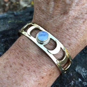 Mässingsmånearmband med regnbågsmånsten / Guldmånearmband / Lunar månfasmanschett / Boho månesmycken - B104