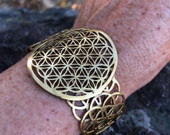 Pulseira de latão com flor da vida / Pulseira de geometria sagrada dourada / Joia espiritual boho ajustável / Mandala tribal geométrica flexível - B103