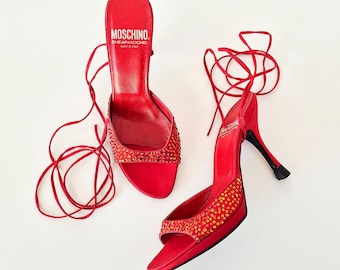 Sandales à talons vintage Y2k avec lien de cheville MOSCHINO en satin rouge et strass (EU 36,5)