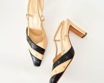 Oanvända vintage CHANEL Slingback-klackskor, svarta beige läder CC-logotyp (Eu 37c / US 7)