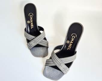 CHANEL vintage des années 2000 gris denim croix CC mules bois chaton talon sandales (UE 36)