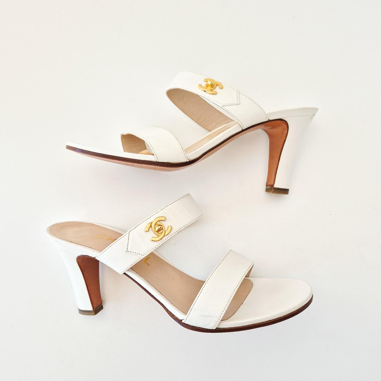 CHANEL ミュール　ヴィンテージ　 15000円 Chanel Vintage 1990s CC Turnlock Mule Sandal Heels White Leather