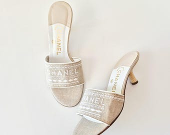 Claquettes CHANEL vintage des années 2000 avec logo au point de croix en toile beige et mules à talons chatons (UE 37 / US 7)