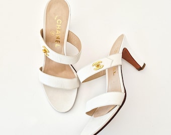 Chanel vintage des années 1990 CC Turnlock Mules sandales à talons en cuir blanc (EU 37 / US 6)
