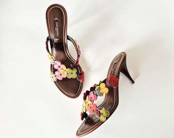 Sandales mules en cuir avec appliqués floraux Louis Vuitton vintage des années 2000 jamais portées (UE 37,5 / US 7,5)