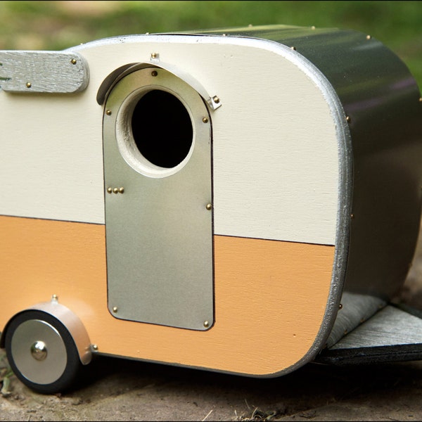 Vintage Camper Birdhouse