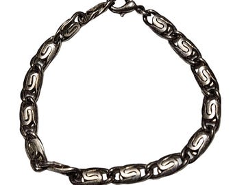 Pulsera de eslabones vintage elegante en tono plateado, joyería minimalista clásica de moda.