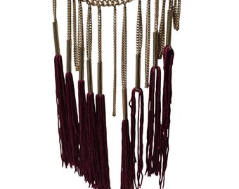 Colar vintage com corrente dourada, pingentes bordô e detalhes tubulares, estilo boho.
