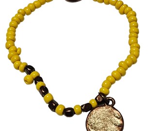 Pulsera elástica con dije de moneda de bronce con cuentas amarillas estilo bohemio, hecha a mano, joyería de moda