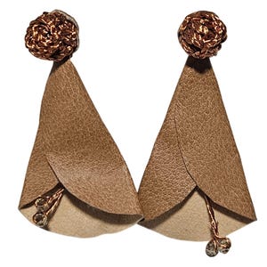 Orecchini in filo di rame in pelle marrone boho fatti a mano con dettagli di cristallo