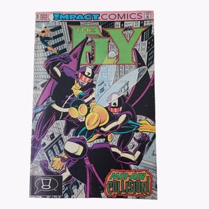 Puede incluir: Portada de cómic de "The Fly" número 3. La portada presenta una ilustración dinámica de personajes disfrazados en acción, con el título en verde y las palabras "Mid-Air Collision!" en una pancarta amarilla y verde. El cómic está ambientado en un paisaje urbano.