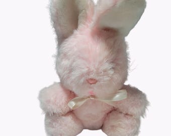 ヴィンテージのウサギのぬいぐるみ。ヴィンテージのピンクのウサギの