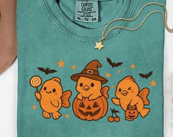 Uroczy kurczak na Halloween w formacie PNG, projekt koszulki z jesiennymi zwierzętami gospodarskimi, kurczak dyniowy z czarownicą w formacie PNG, zabawny cukierek albo psikus do pobrania w wersji cyfrowej