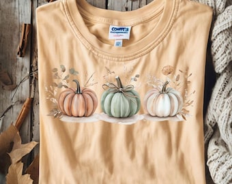 Camiseta de trío de calabazas de otoño en tonos apagados, camiseta de calabaza verde salvia, PNG con estética otoñal acogedora, diseño de camiseta de otoño neutro, gráfico de camiseta de Acción de Gracias