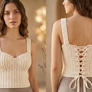 Può includere: Top all'uncinetto color crema con ampie spalline e corpetto stile bustier. La schiena presenta un design allacciato con un fiocco. Il top è un capo fatto a mano, perfetto per l'estate o da indossare a strati.
