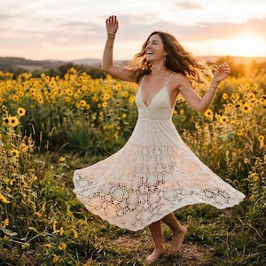 Può includere: Un set di tre ciotole in ceramica ad incastro nei toni del blu, verde e bianco. Le ciotole presentano una smaltatura maculata e un design semplice. La ciotola più grande misura circa 15 cm di diametro.