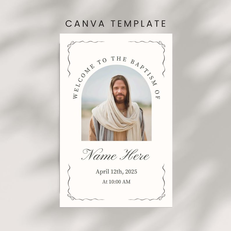 Puede incluir: Una tarjeta blanca con un borde negro y una foto de Jes&uacute;s en el centro. El texto "Bienvenido al bautismo de Name Here" est&aacute; escrito en una fuente decorativa. La fecha y la hora del bautismo tambi&eacute;n est&aacute;n incluidas.
