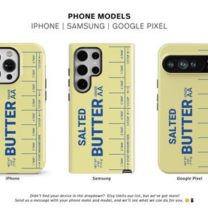 Pu&ograve; includere: Custodie per telefono con un design a tema burro. Le custodie sono gialle con testo blu che recita "SALTED BUTTER". Disponibili per iPhone, Samsung e Google Pixel. Le custodie hanno un design a forma di righello con misure.