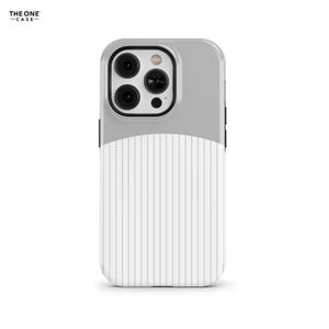 Puede incluir: Una funda para smartphone con un diseño bicolor que presenta una sección superior gris sólida y una sección inferior blanca adornada con finas rayas verticales. La funda incluye un recorte negro para el módulo de cámara. El texto THE ONE CASE es visible.