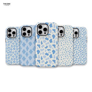 Puede incluir: Cinco fundas de teléfono diferentes con patrones abstractos azules y blancos. Las fundas son todas para el iPhone 13 Pro Max.