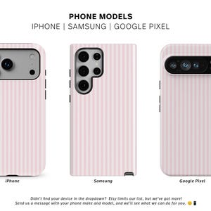Pu&ograve; includere: Immagine di tre custodie per telefoni con un motivo a righe verticali rosa e bianche. Le custodie sono per telefoni iPhone, Samsung e Google Pixel. Il testo "PHONE MODELS" e i tipi di telefono sono visualizzati.