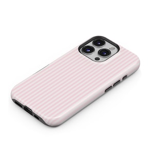 Pu&ograve; includere: Una custodia per telefono a righe rosa e bianche. La custodia ha una finitura lucida e un bordo nero. Le lenti della fotocamera sono visibili sulla parte superiore della custodia. Il testo "THE ONE -CASE-" &egrave; in alto a sinistra.