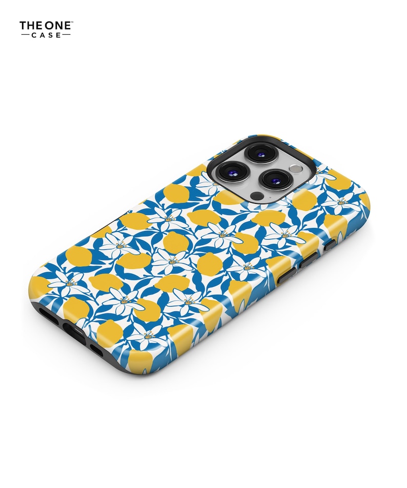 Op de afbeelding: Een telefoonhoesje met een levendig citroenpatroon. Het ontwerp toont gele citroenen, witte bloemen en blauwe bladeren op een glanzend oppervlak. De hoes heeft een zwarte camerabehuizing en de tekst "THE ONE -CASE-" linksboven.