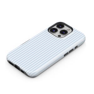 Pode incluir: Capa de telefone listrada em branco e azul claro. A capa tem um design elegante e um recorte para a c&acirc;mera. O texto "THE ONE -CASE-" &eacute; vis&iacute;vel no canto superior esquerdo.